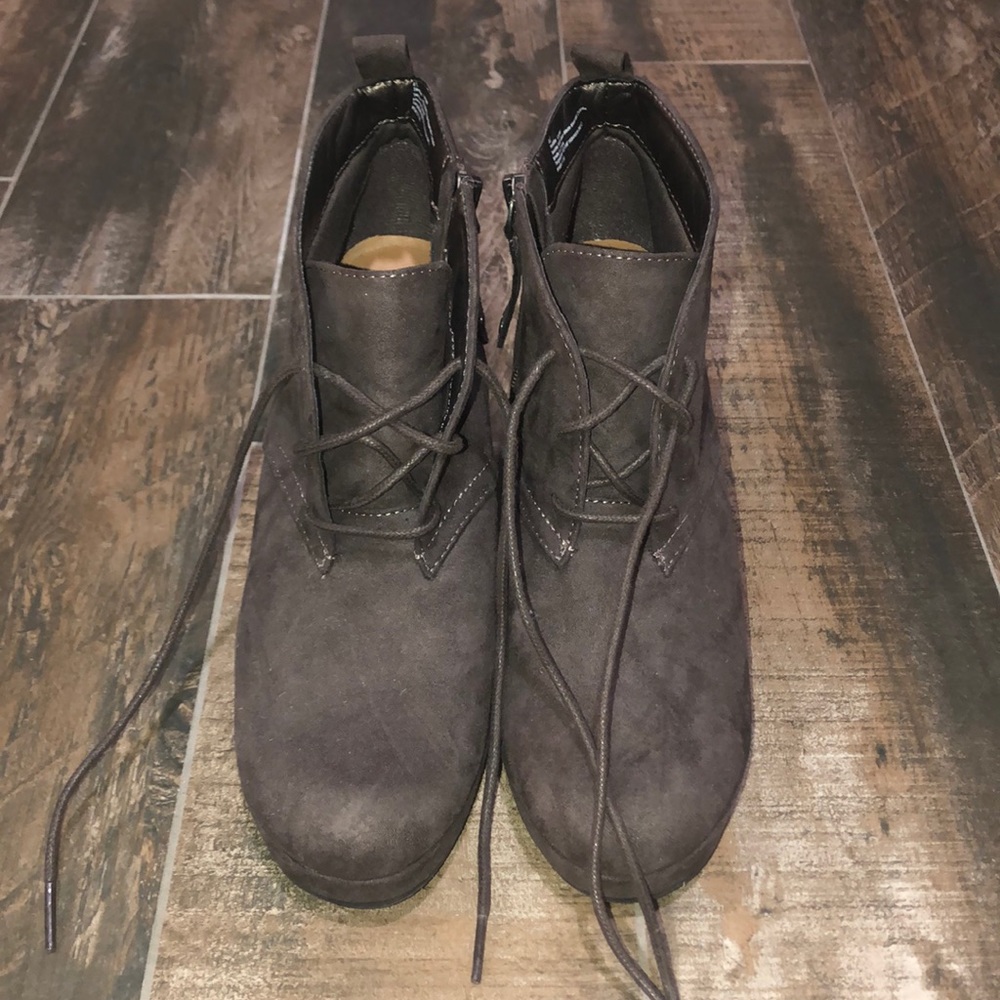 Brown suede booties. Size 81/2 - Picture 2 of 5